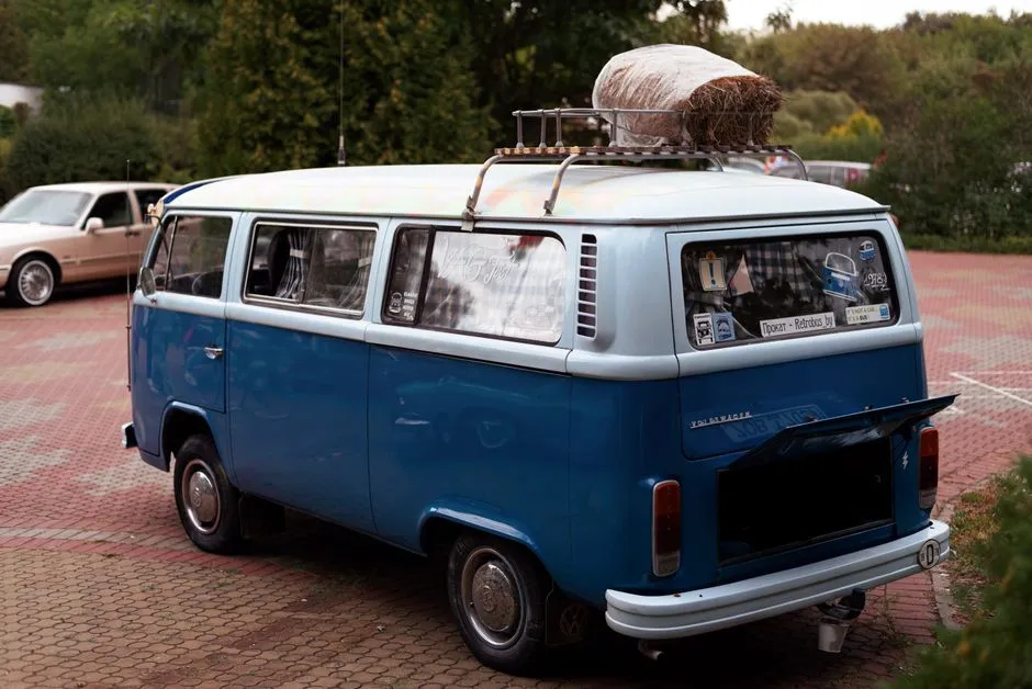 Campervan mit Solarmodul auf dem Dach am Stellplatz