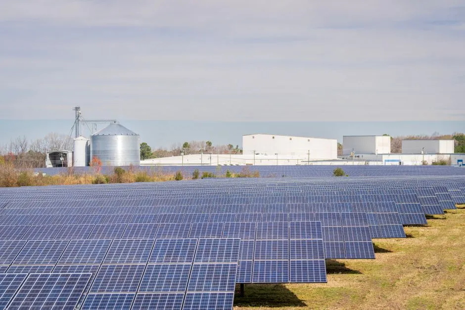 Solaranlage unter blauem Himmel zur Stromerzeugung