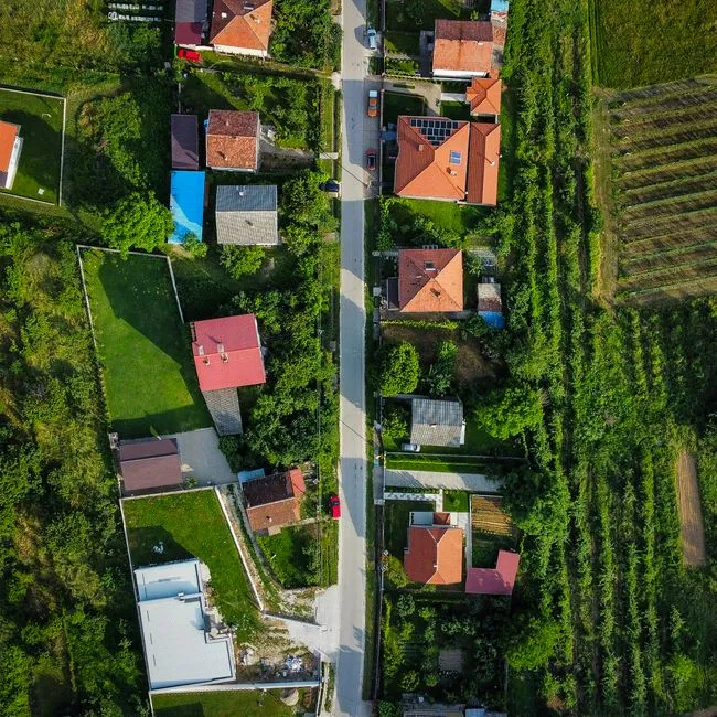 Solaranlage auf Hausdach mit Nachbargebäude
