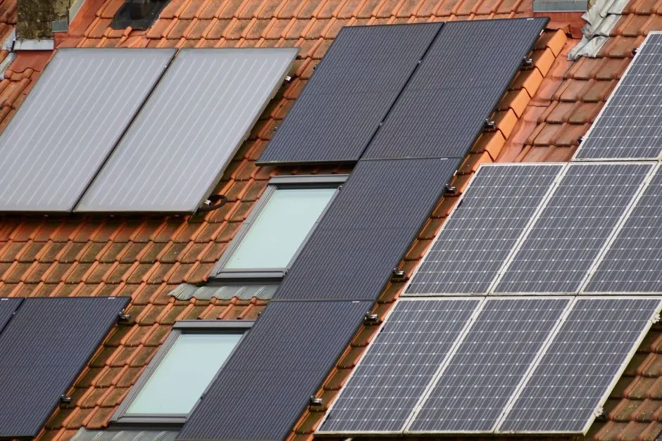 Solar-Wechselrichter mit Statusanzeige an einer Wand