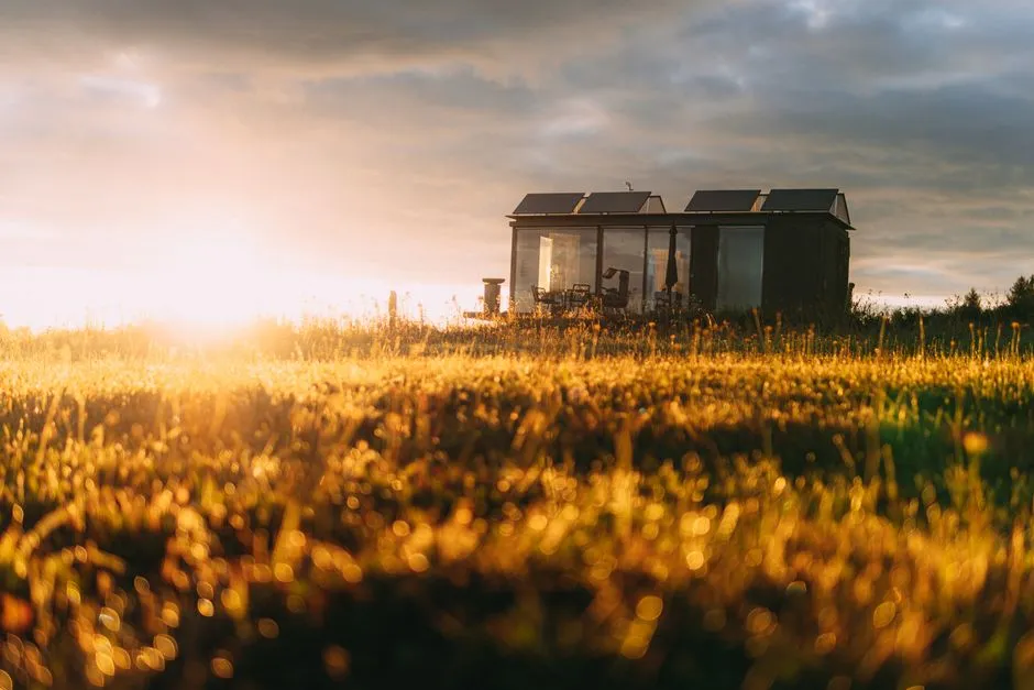 Gemütliches Tiny House am Abend in der Natur