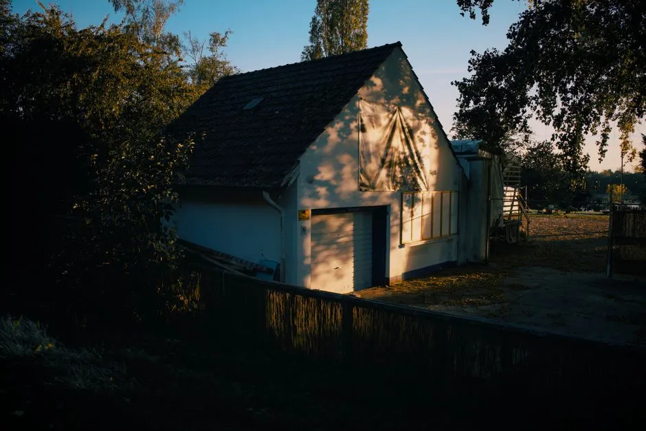 Wärmepumpen-Außengerät neben einem Wohnhaus