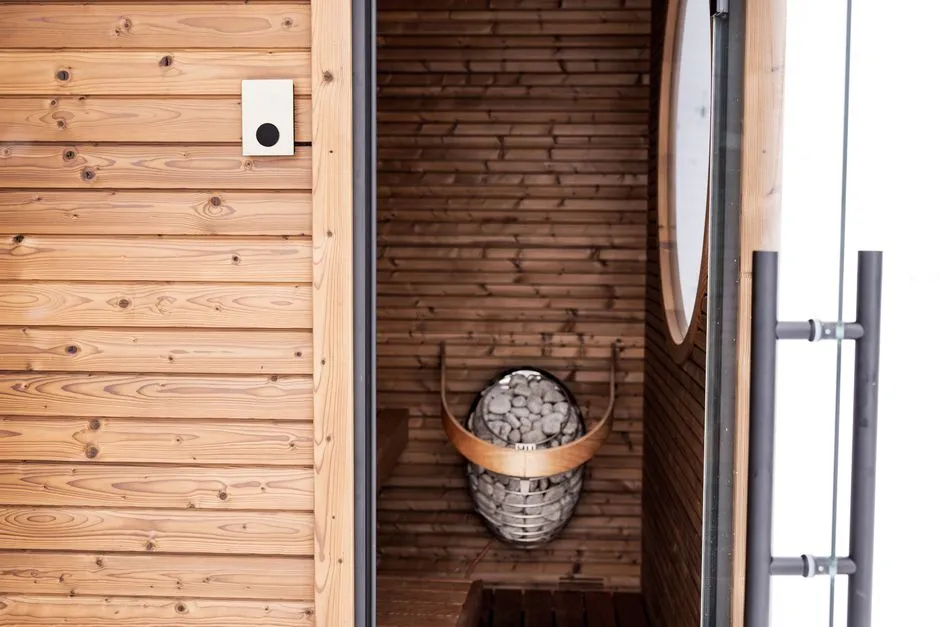 Holzsauna im Freien in modernem Design