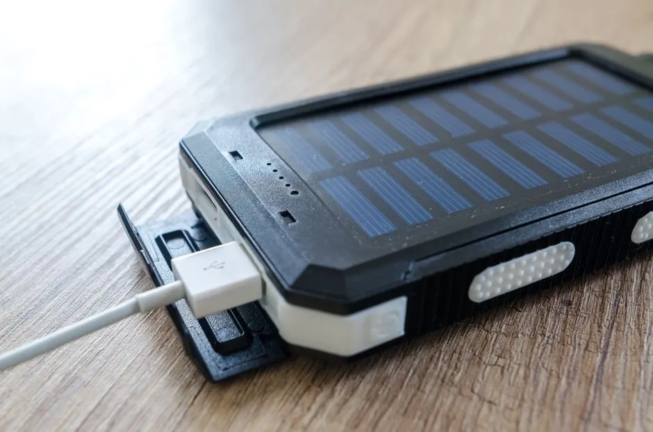 Solar-Powerbank im Freien beim Laden