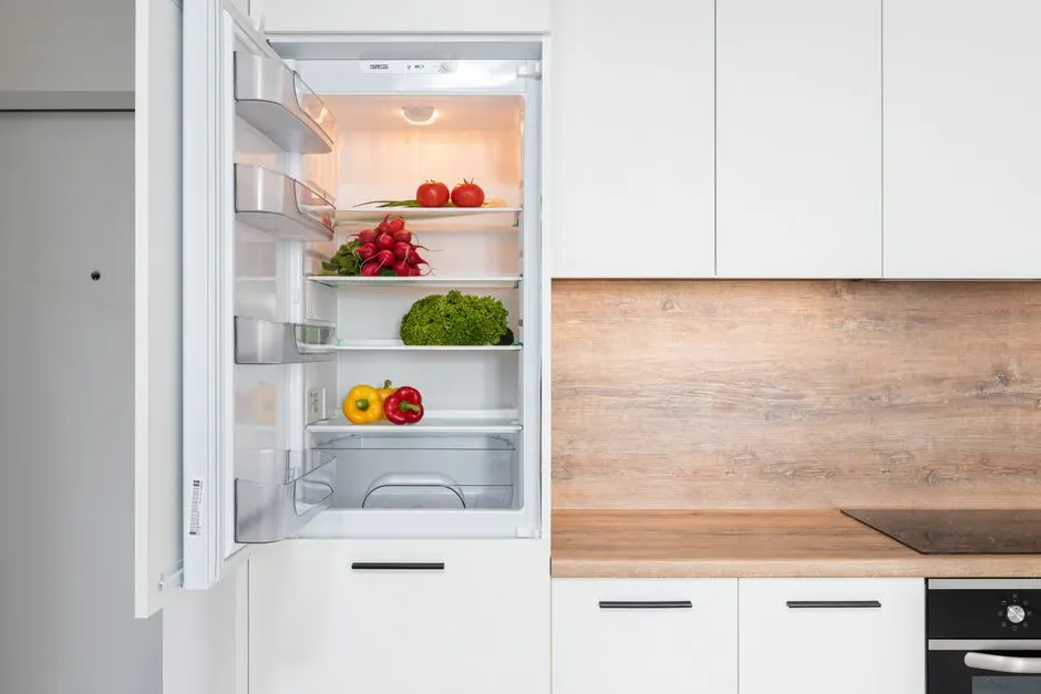 Kühlschrank in einer modernen Küche