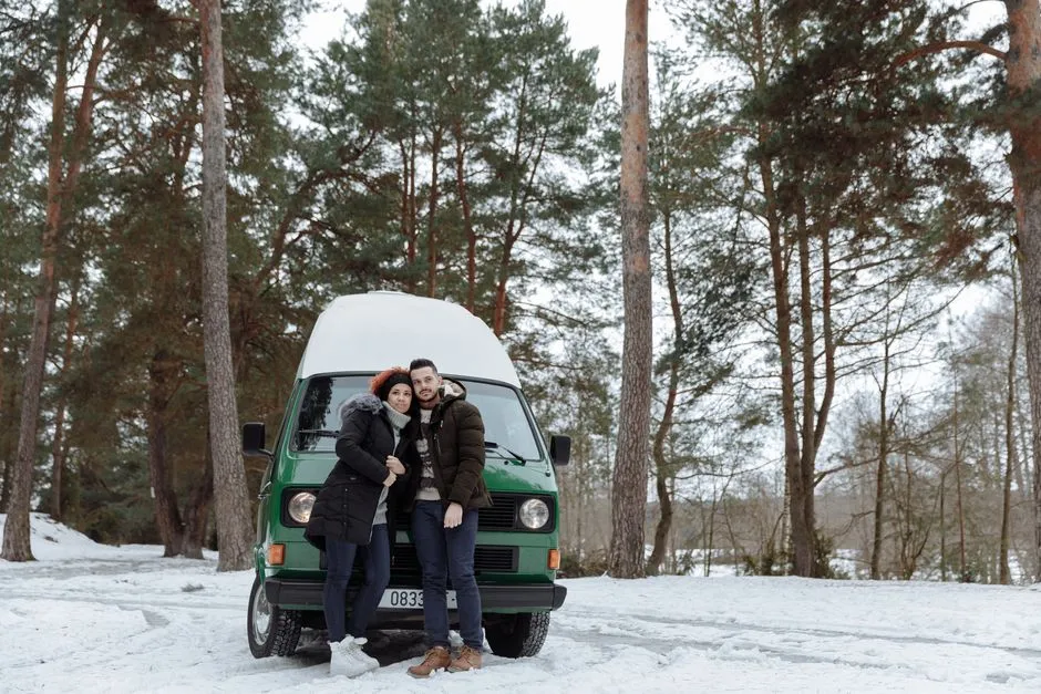 Wohnmobil im Winter in verschneiter Landschaft
