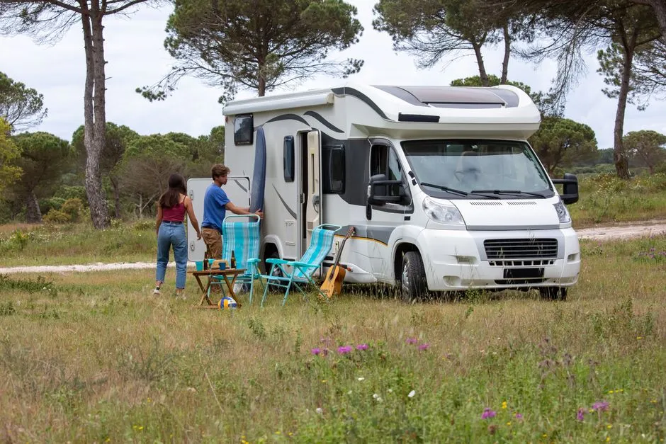 Wohnwagen auf dem Campingplatz - autarke Stromversorgung